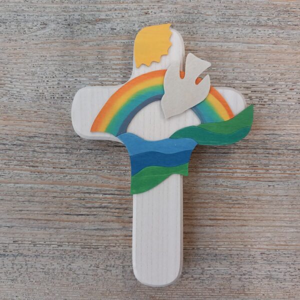 Holzkreuz Regenbogen und Taube